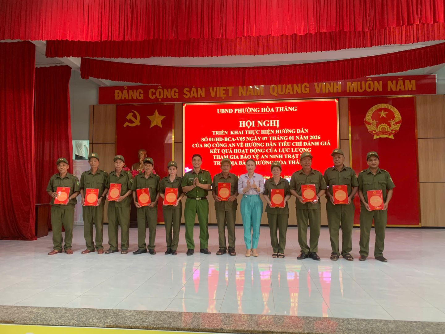 Trao Quyết định thành lập Tổ bảo vệ ANTT phường Hòa Thắng sau sáp nhập
