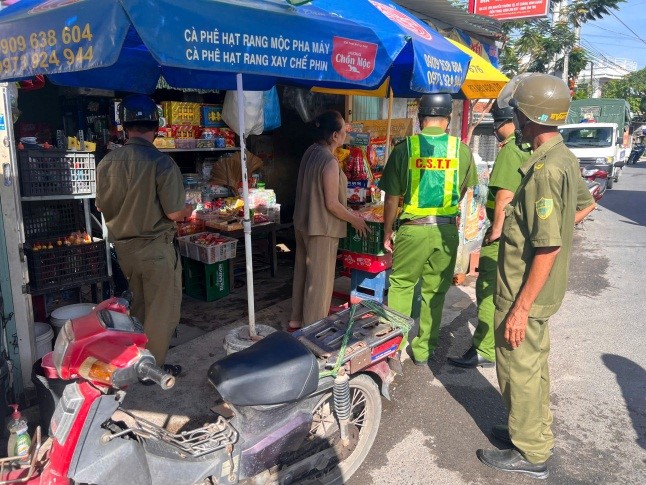 Cán bộ Công an phường Hòa Thắng phối hợp với lực lượng ANTT cơ sở tuyên truyền, nhắc nhở hộ kinh doanh và cá nhân có hành vi lấn chiếm vỉa hè, hành lang an toàn giao thông