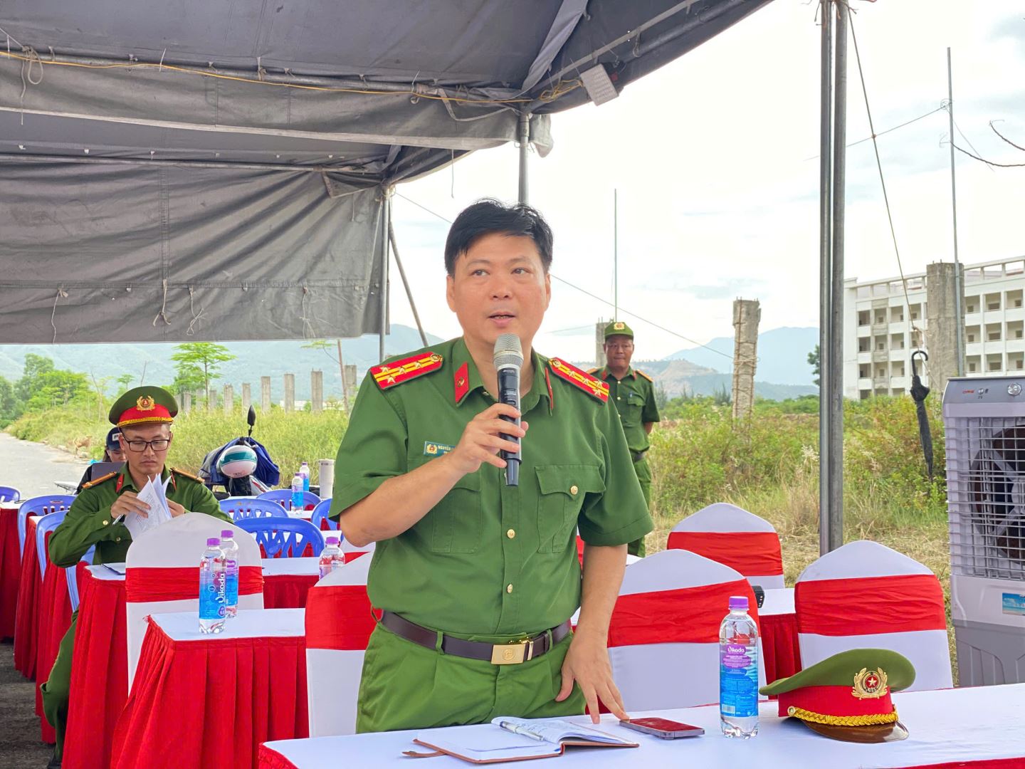 Đồng chí Đại tá Nguyễn Quang Đang phát biểu tại buổi tổng duyệt.