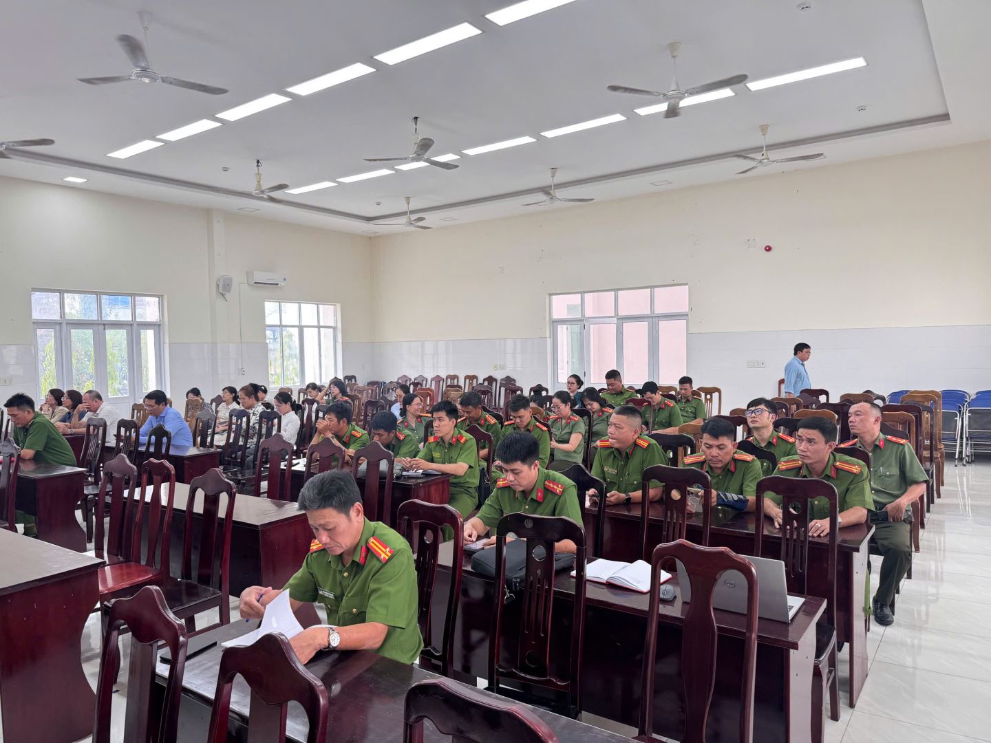 Cán bộ, chiến sĩ tham dự buổi hội nghị
