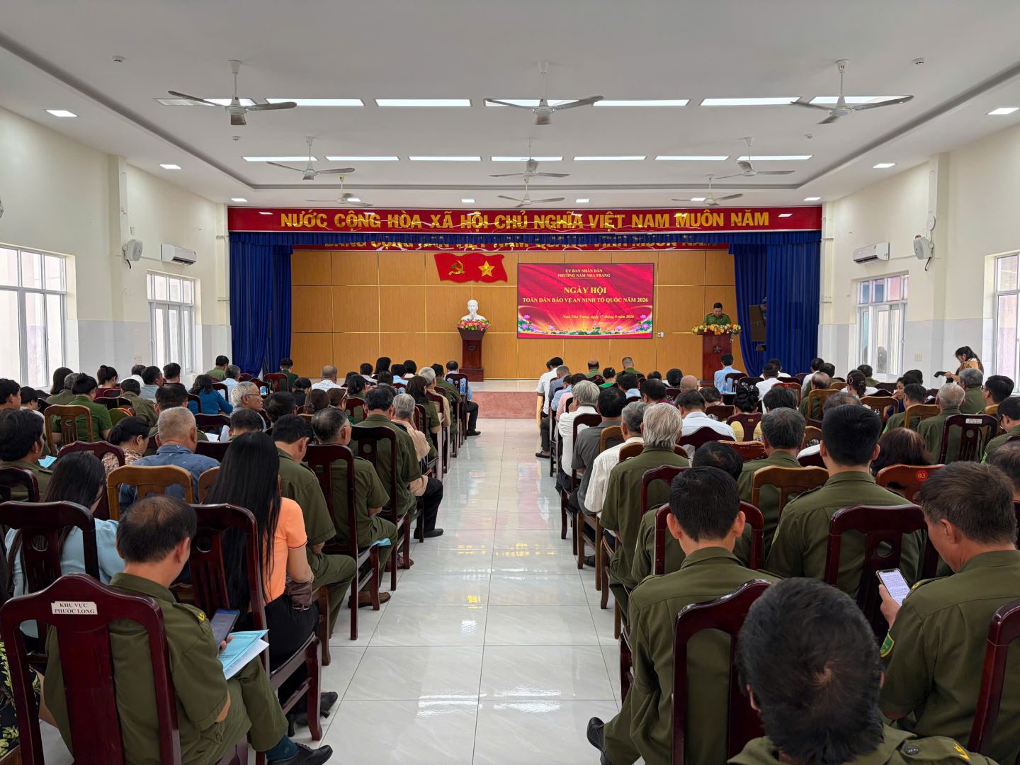 Cán bộ, công nhân viên chức cùng toàn thể đại diện Tổ dân phố cùng tham dự ngày hội.
