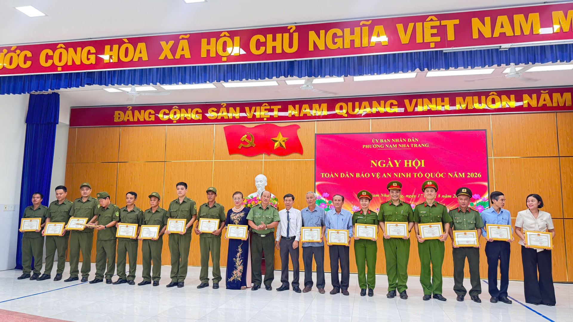 Biểu dương khen thưởng các tập thể, cá nhân đã có thành tích xuất sắc trong phong trào toàn dân tham gia bảo vệ An ninh tổ quốc.