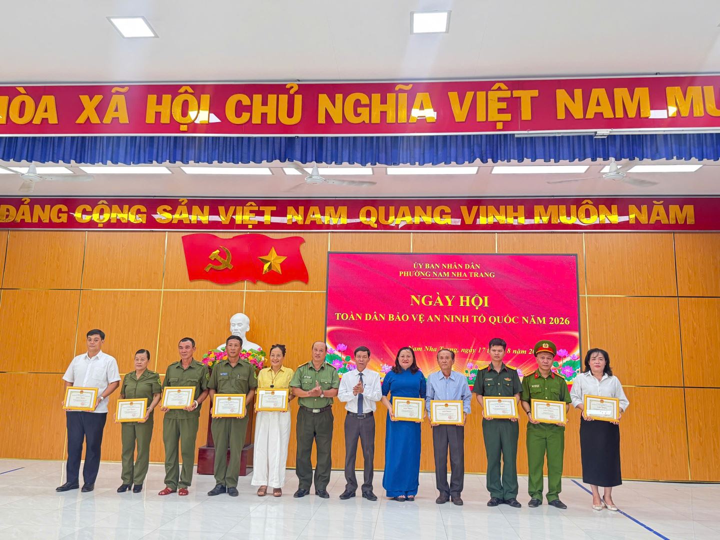 Biểu dương khen thưởng các tập thể, cá nhân đã có thành tích xuất sắc trong phong trào toàn dân tham gia bảo vệ An ninh tổ quốc.