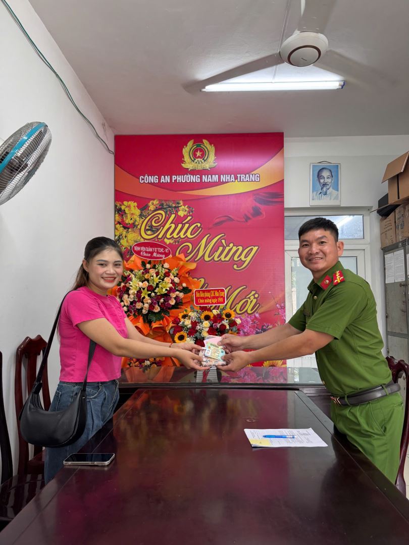 Công an phường tiến hành trao trả tài sản cho công dân