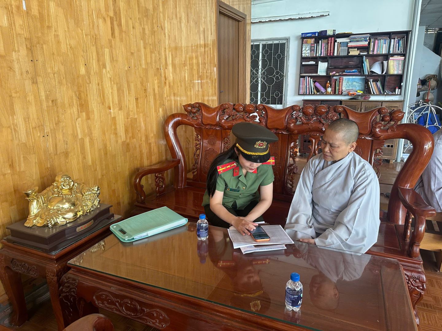 Đ/c Đại úy Hoàng Mai Vân - Cán bộ Công an phường Nam Nha Trang tiến hành tuyên truyền về Thông báo tuyển sinh