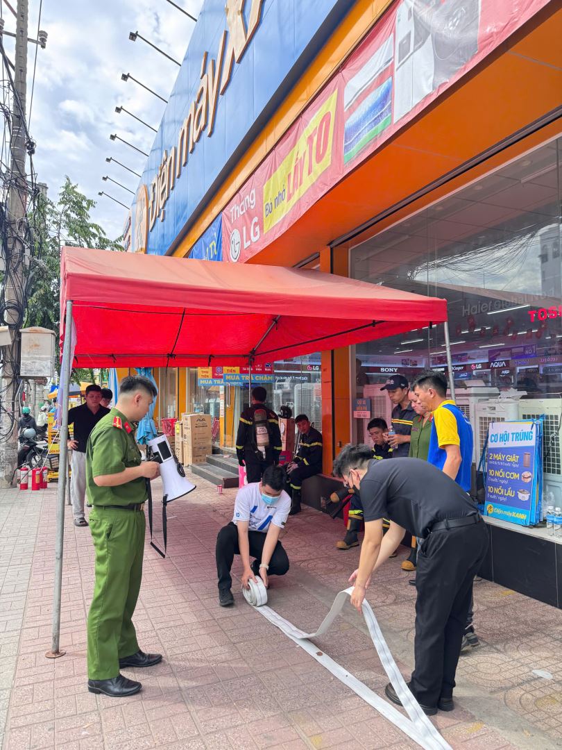 Đồng chí Thượng úy Phạm Minh Tú - Cán bộ Phòng Cảnh sát PCCC&CNCH hướng dẫn cơ sở tập huấn.