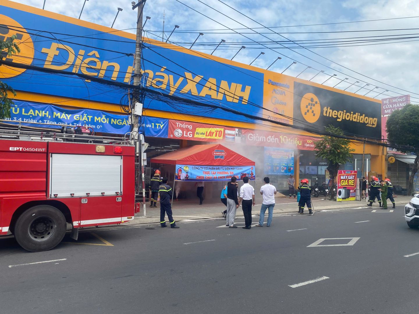 Các lực lượng diễn tập công tác phòng cháy, chữa cháy, cứu nạn cứu hộ
