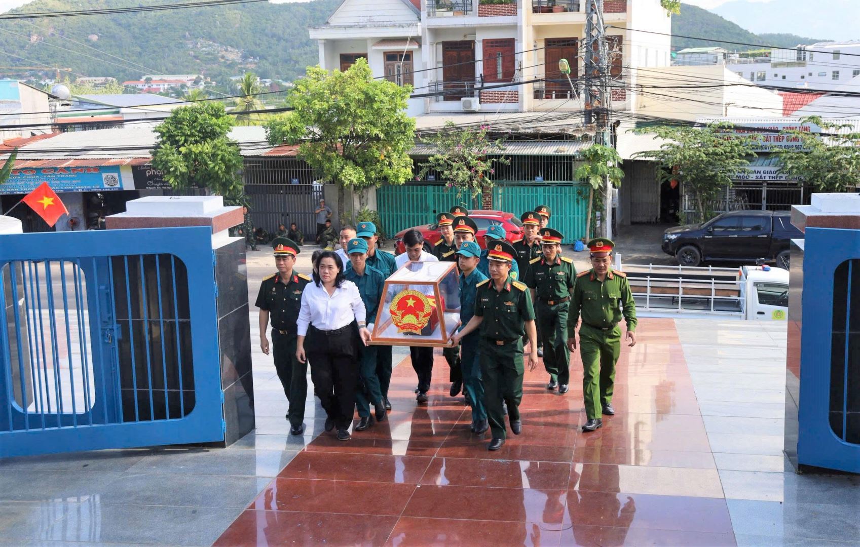 Đồng chí Lê Thị Thiên Lý (hàng đầu, bìa trái) và đồng chí Thượng tá Huỳnh Thương Giang - Ủy viên Ban Thường vụ Đảng ủy, Chỉ huy trưởng Ban Chỉ huy Quân sự phường (hàng đầu, bìa phải) đưa hài cốt liệt sĩ đến nhà quàn tại Nghĩa trang Liệt sĩ Hòn Dung.