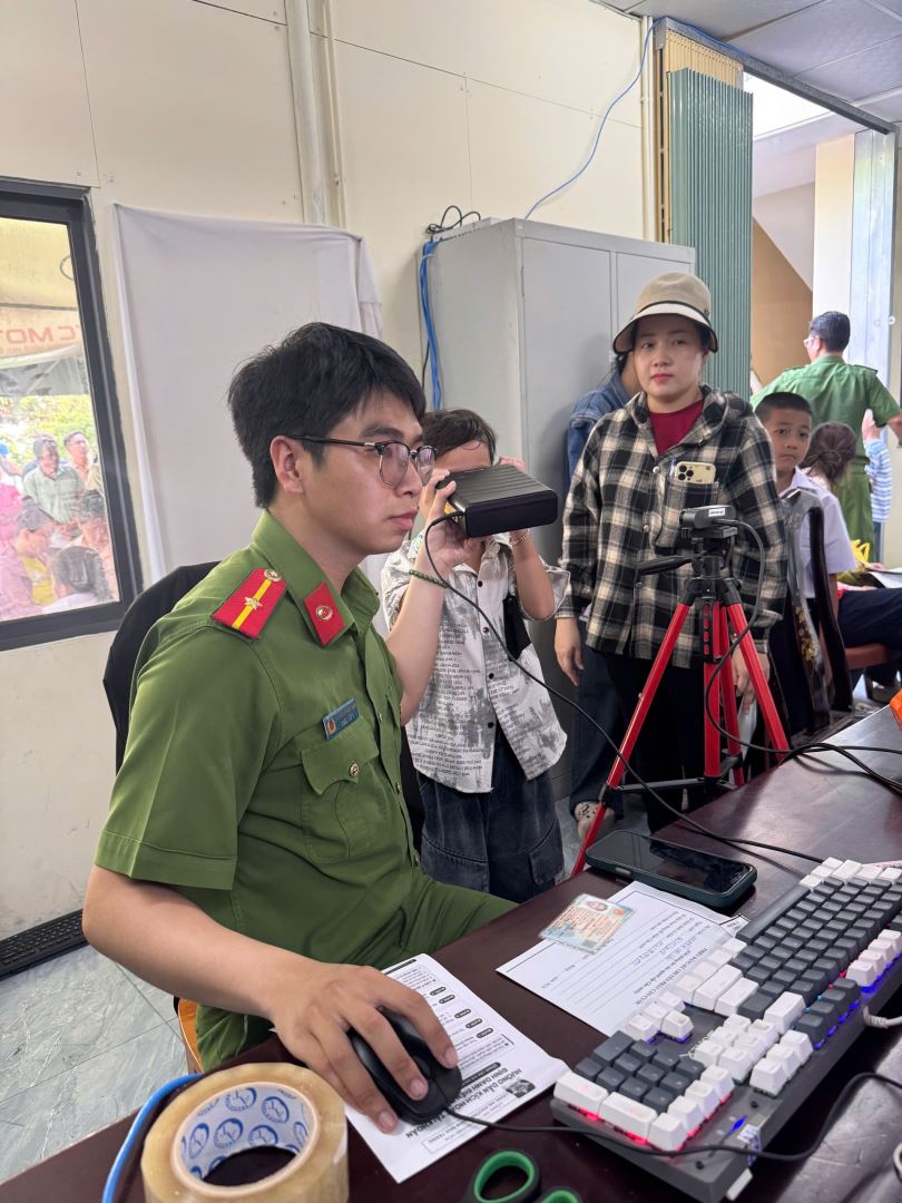 Cán bộ Công an phường tiến hành làm công tác Cấp căn cước cho các cháu dưới 14 tuổi
