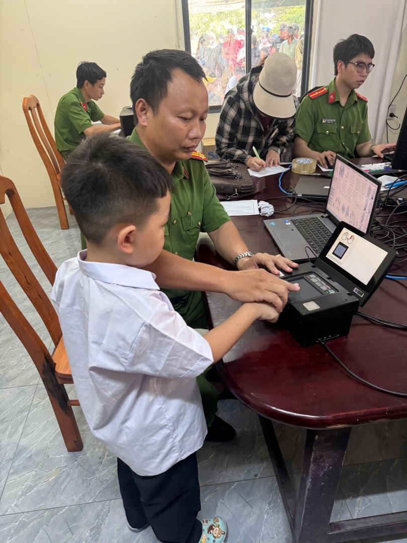 Cán bộ Công an phường tiến hành làm công tác Cấp căn cước cho các cháu dưới 14 tuổi