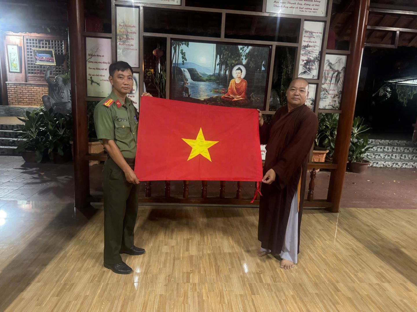 Công an phường trao cờ tổ quốc cho các cơ sở tôn giáo trên địa bàn phường.