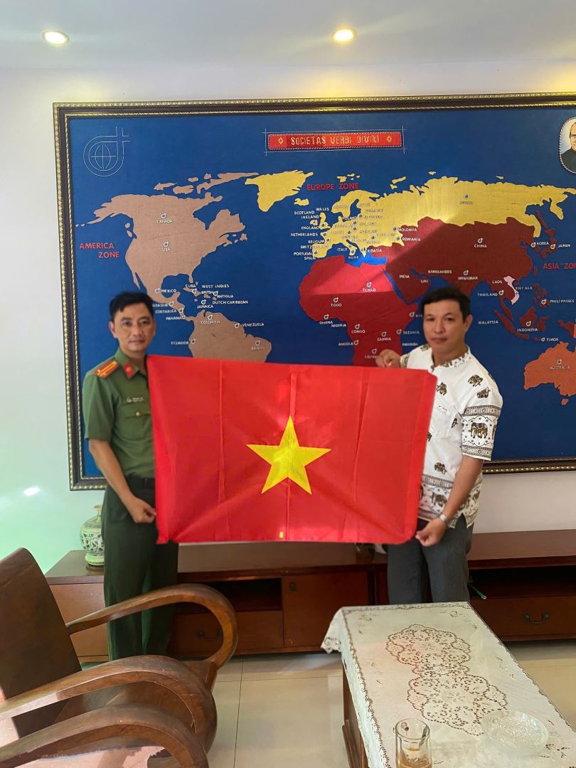 Công an phường trao cờ tổ quốc cho các cơ sở tôn giáo trên địa bàn phường.