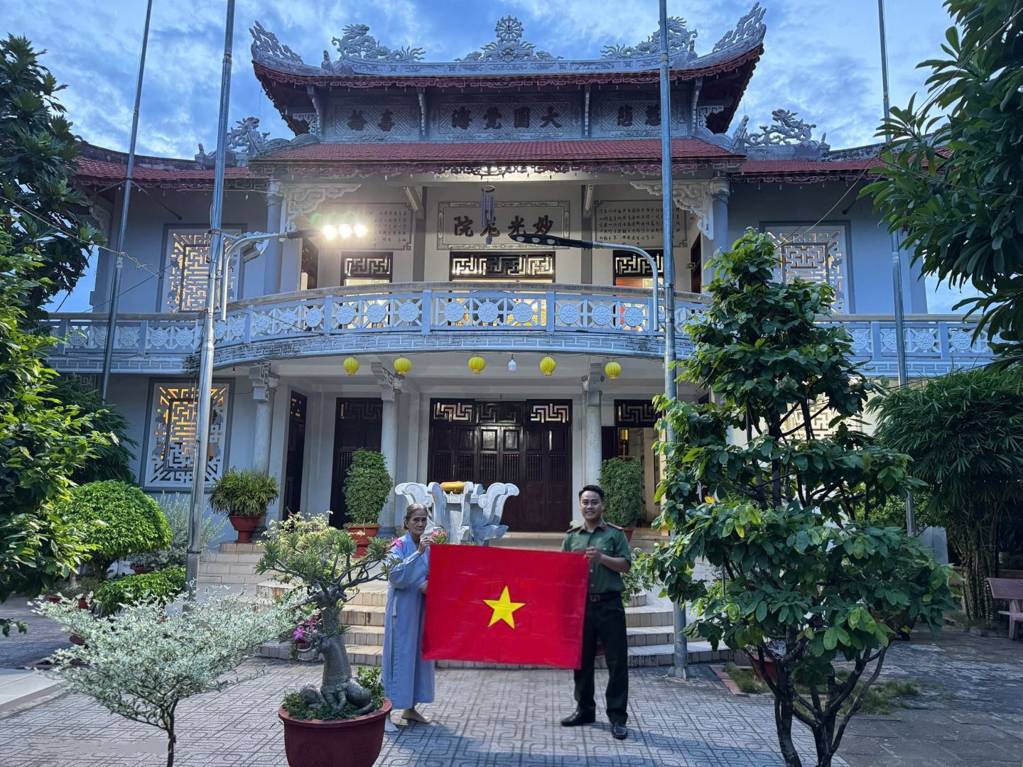 Công an phường trao cờ tổ quốc cho các cơ sở tôn giáo trên địa bàn phường.