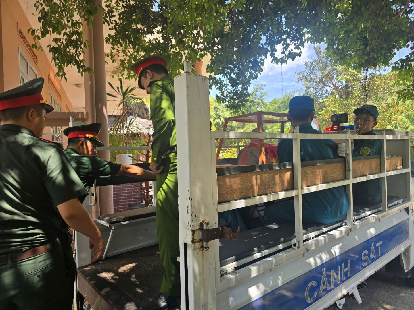 Các lực lượng tiến hành đưa hài cốt liệt sĩ về nghĩa trang theo quy định 