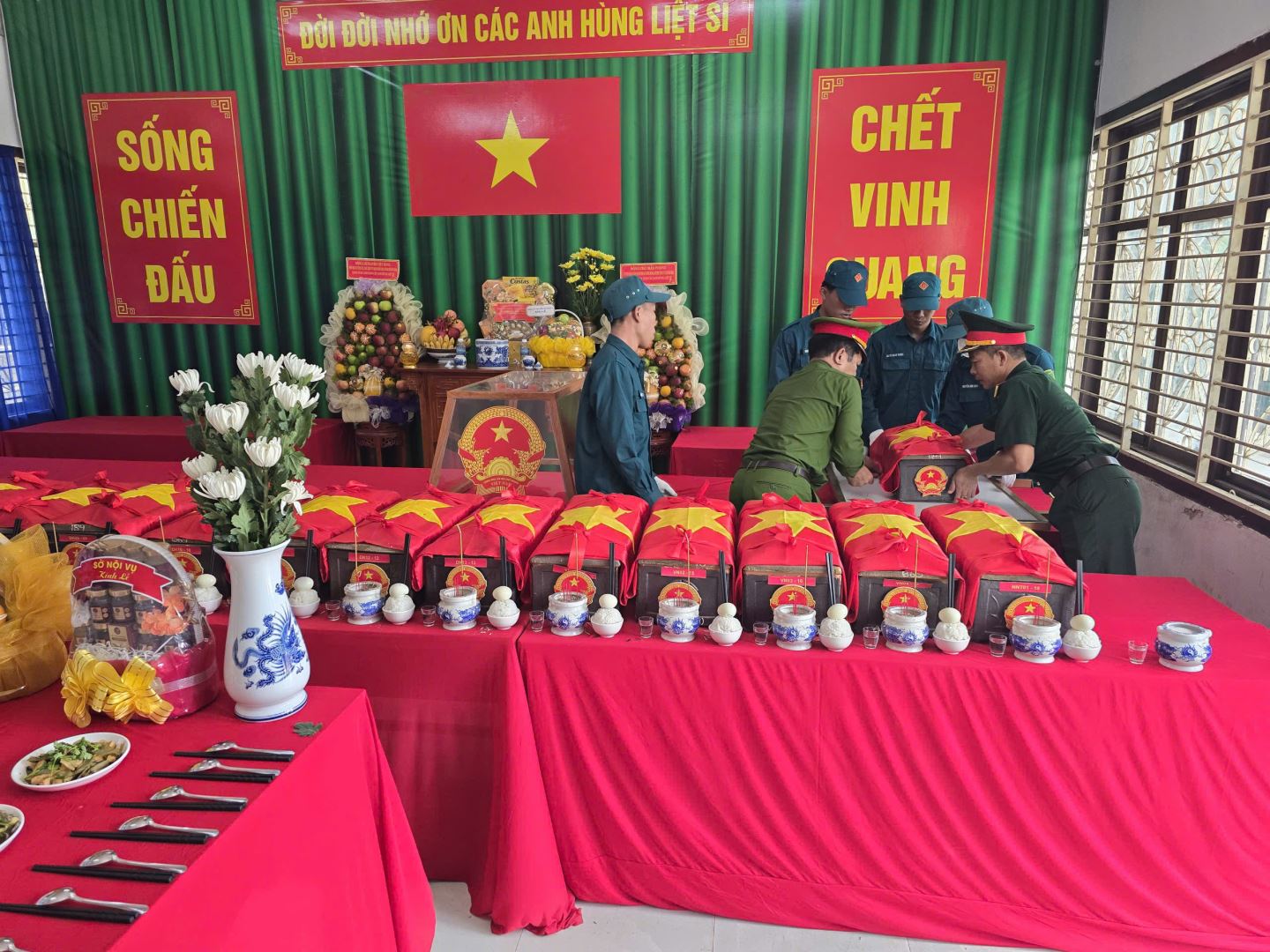 Các lực lượng tiến hành đưa hài cốt liệt sĩ vào nhà quản tại nghĩa trang liệt sỹ Hòn Dung