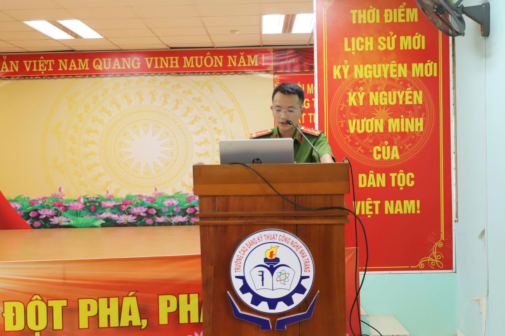 Cán bộ Công an tiến hành tuyên truyền, phổ biến pháp luật