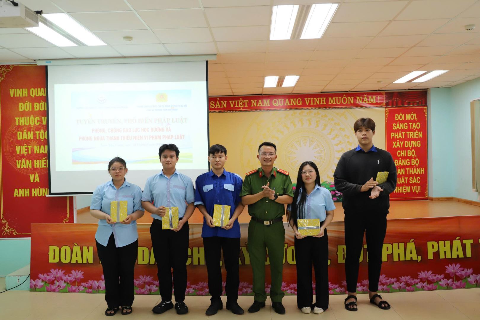 Lực lượng Công an trao tặng các phần quà cho các em học sinh
