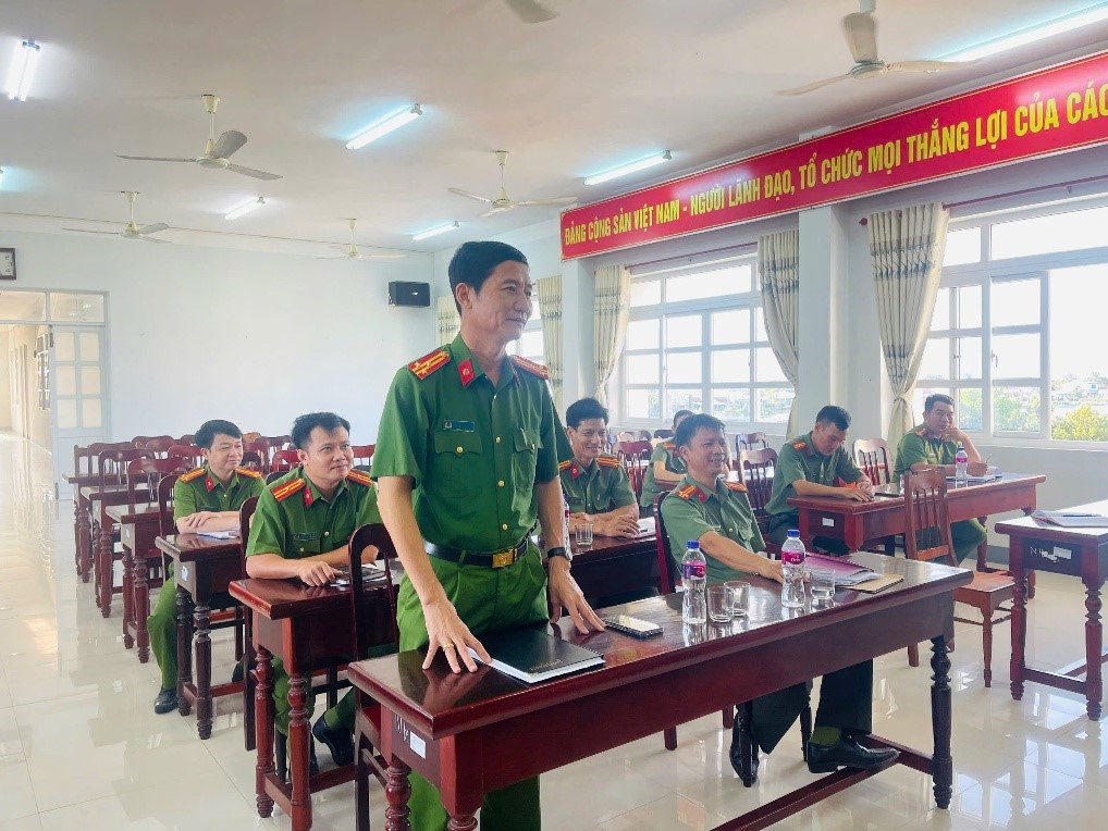 Công an phường làm việc với Tổ giám sát
