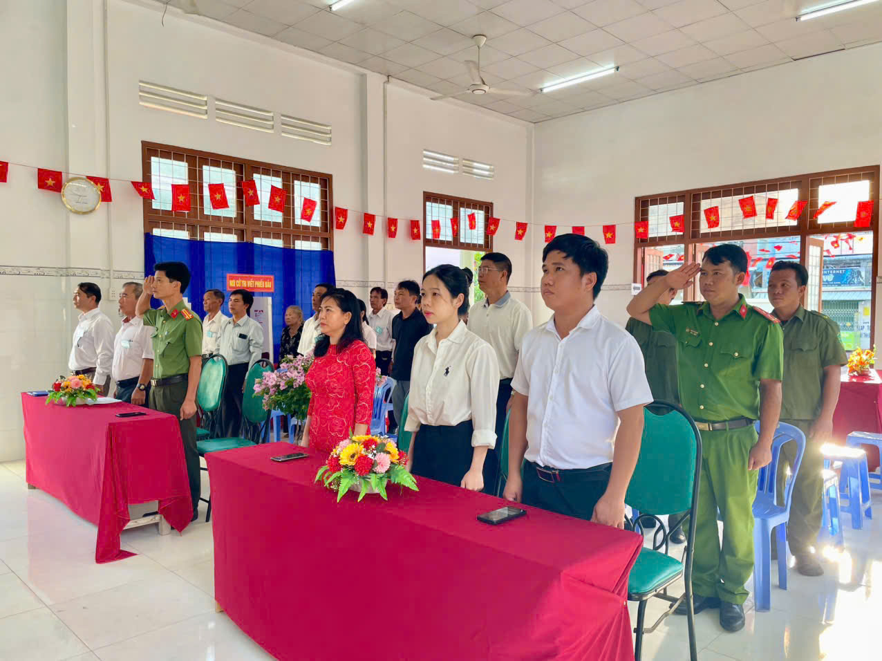 Các đại biểu và cử tri Tổ dân phố Khánh Sơn thực hiện nghi thức chào cờ