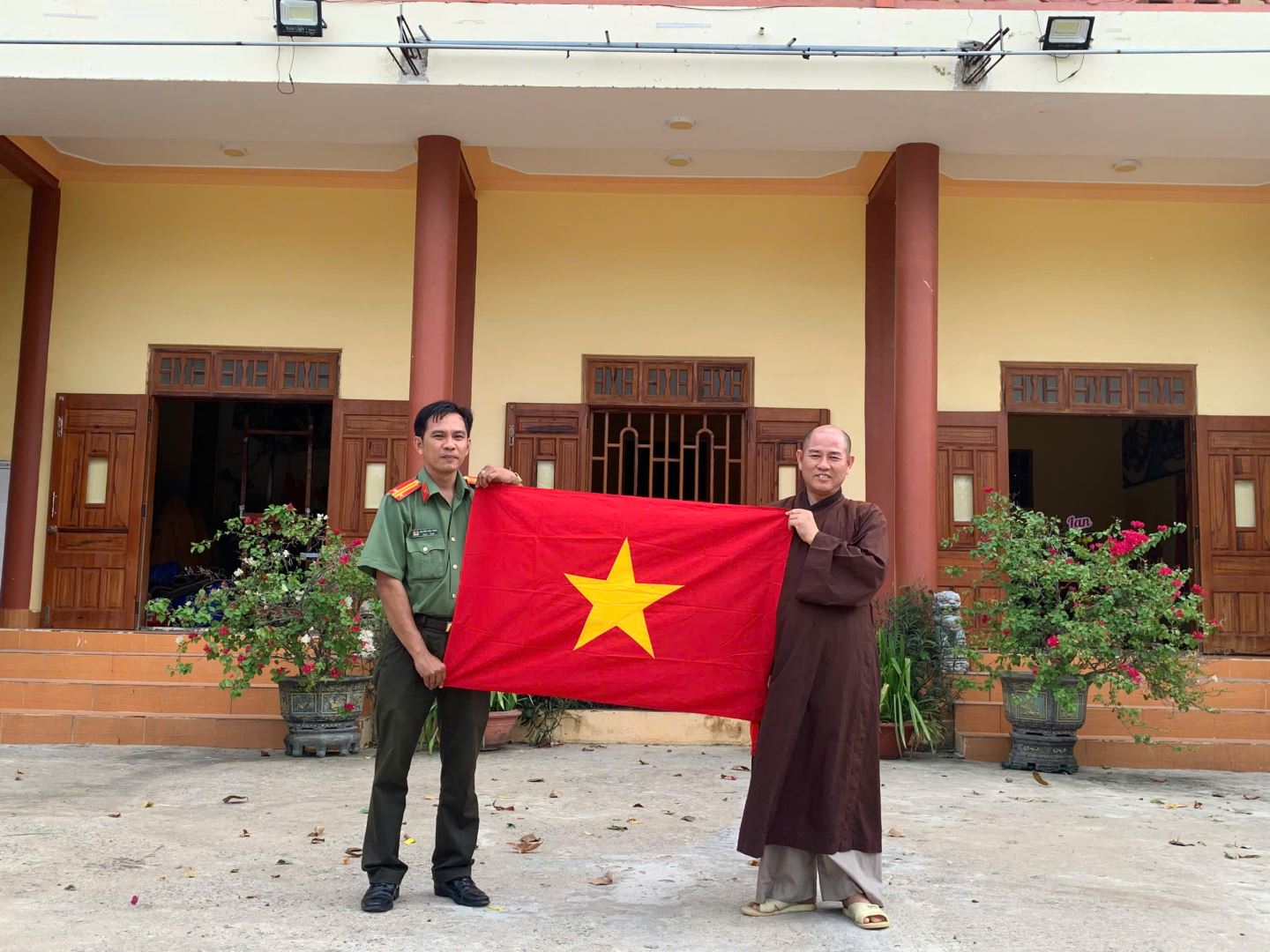 Công an phường trao tặng cờ Tổ quốc cho Chùa Linh Sơn