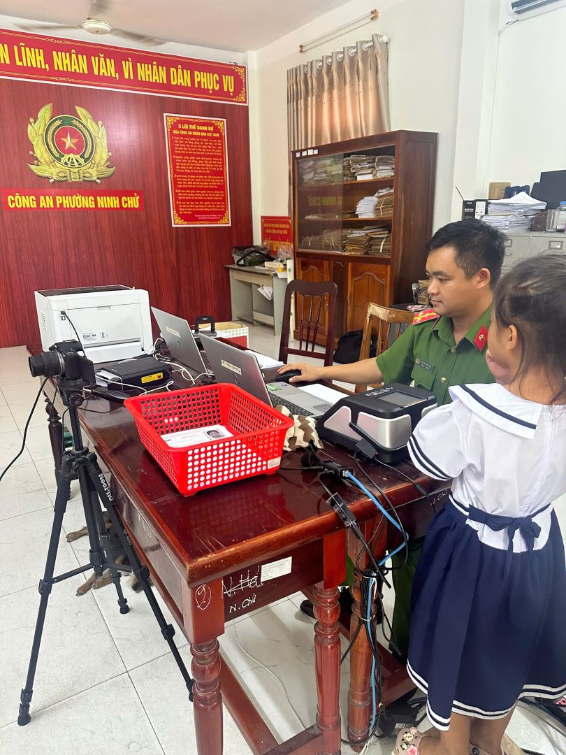 Công an phường tổ chức thu nhận hồ sơ cấp Căn cước 