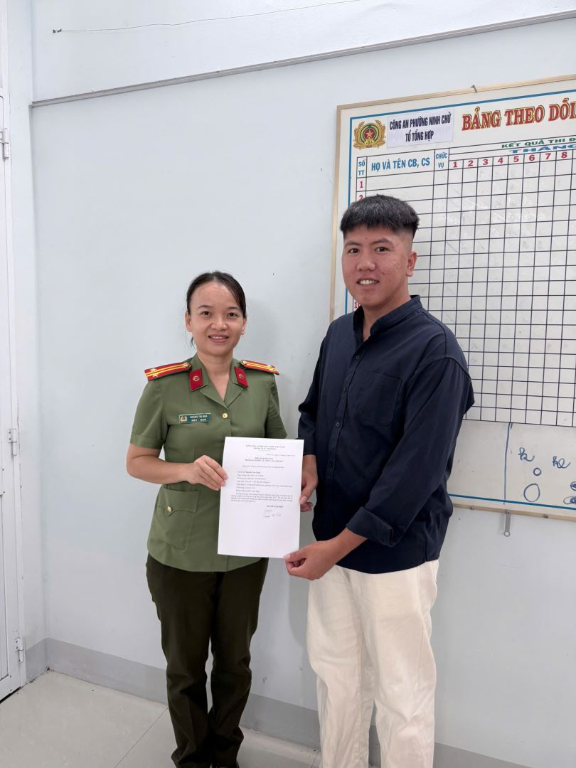 Công an phường tiếp nhận đơn tình nguyện của thanh niên Nguyễn Văn Cảnh