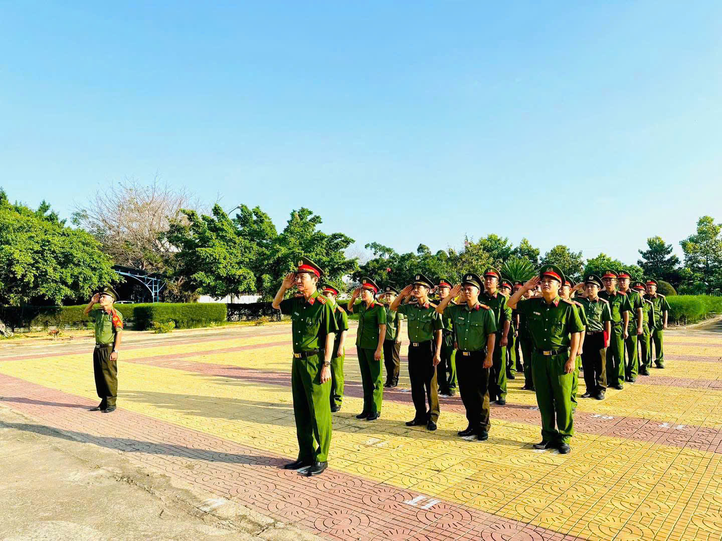 Cán bộ, chiến sĩ Công an phường tham dự Lễ chào cờ