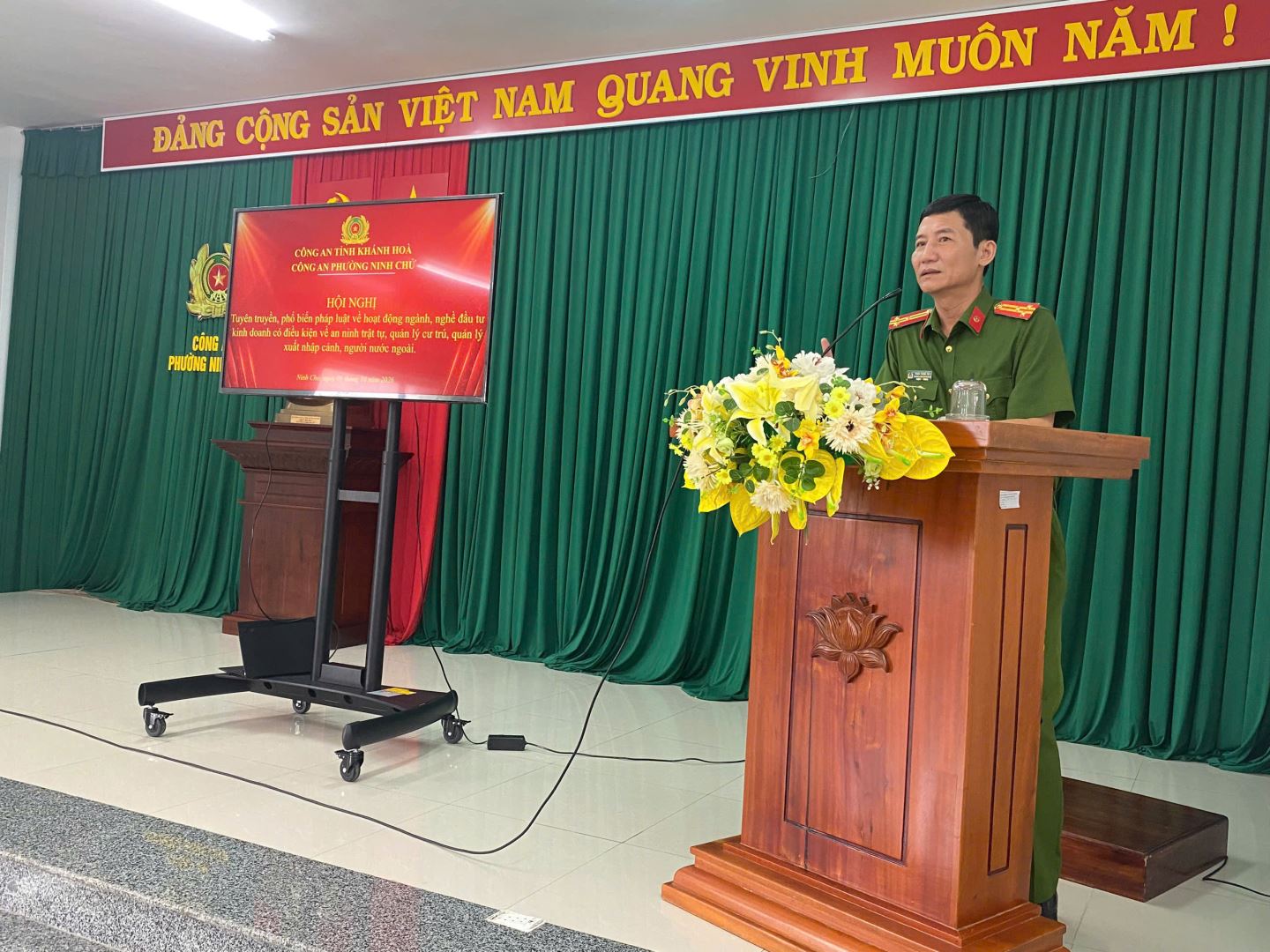 Đ/c Thượng tá Phan Trọng Hải- Trưởng Công an phường phát biểu 