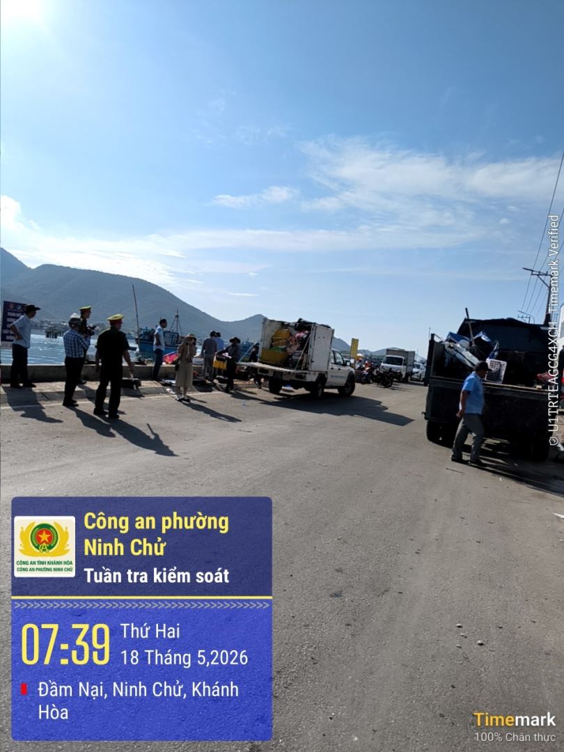 Công an phường Ninh Chử ra quân bảo đảm trật tự đô thị tại khu vực Đầm Nại