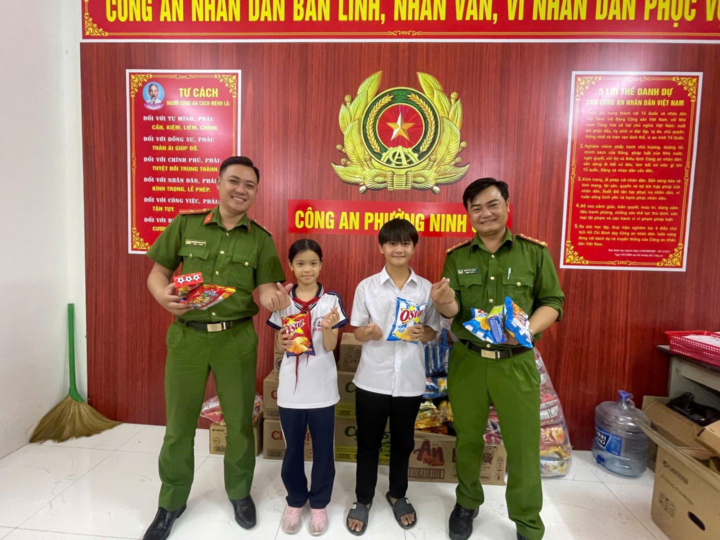 Công an phường Ninh Chử trao qua cho các bé làm căn cước
