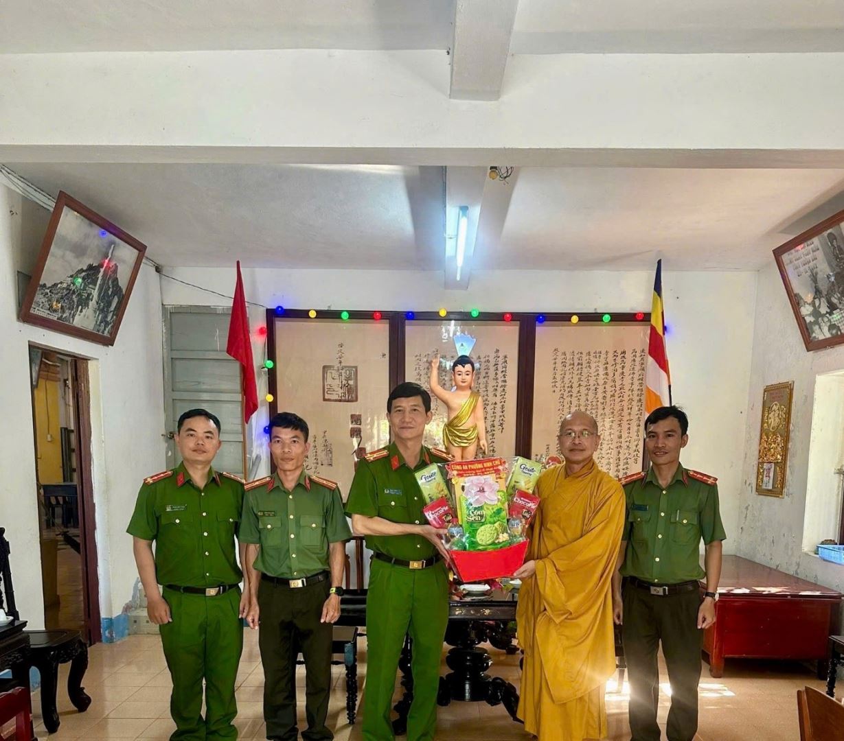 Công an phường chúc mừng Đại lễ Phật Đản