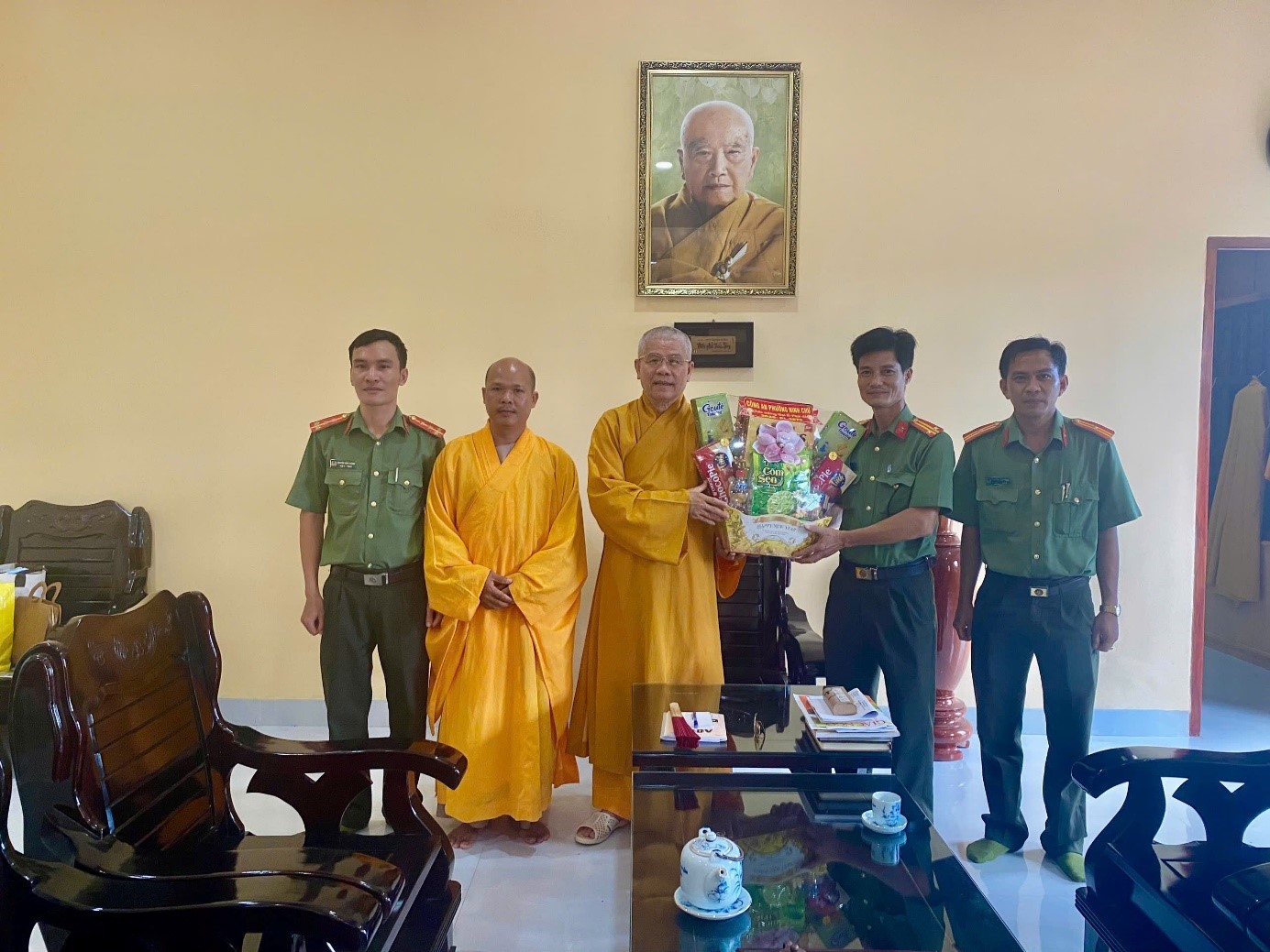 Đồng chí Trung tá Trần Văn Thủy- Phó Trưởng Công an phường  đến thăm hỏi, tặng quà tại Thiền Viện Trúc Lâm Viên Ngộ