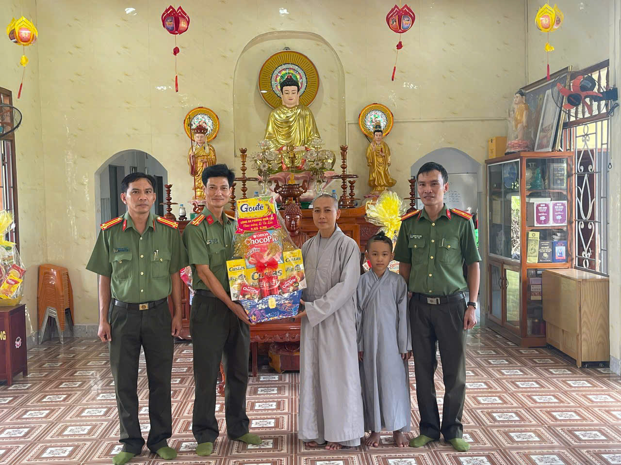 Công an phường Ninh Chử thăm, chúc mừng tại Tịnh Thất Hương Quang