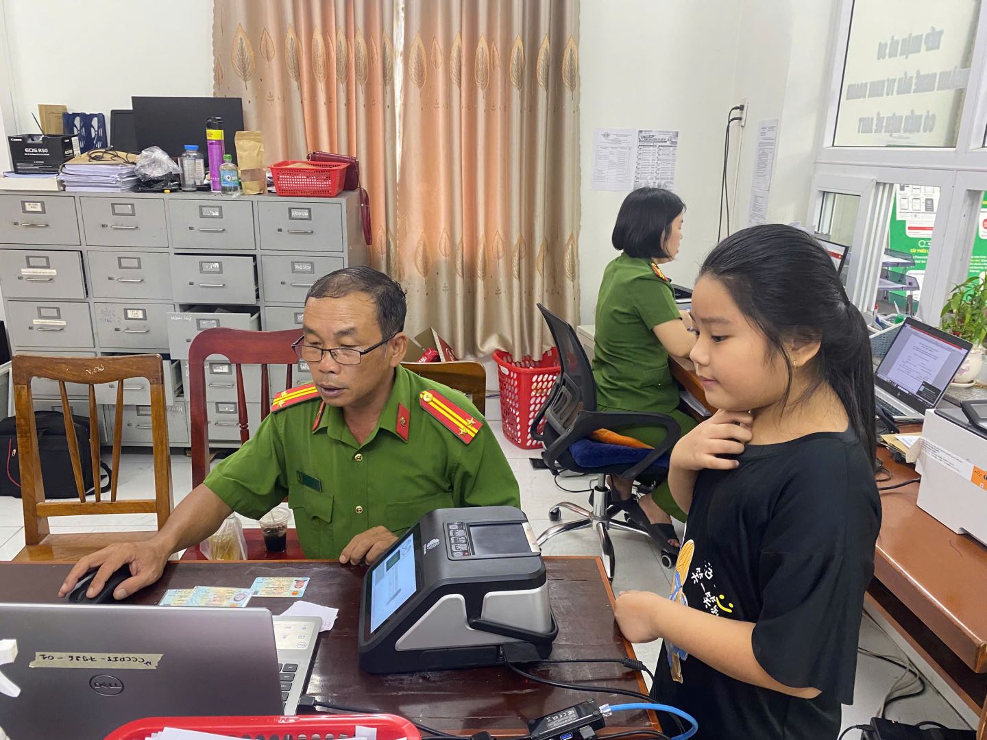 Công an phường tổ chức cấp Căn cước cho người dân