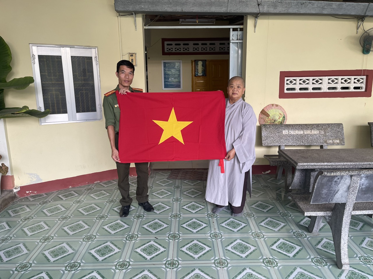 Công an phường trao tặng cờ Tổ quốc cho Tu Viện Quan Âm