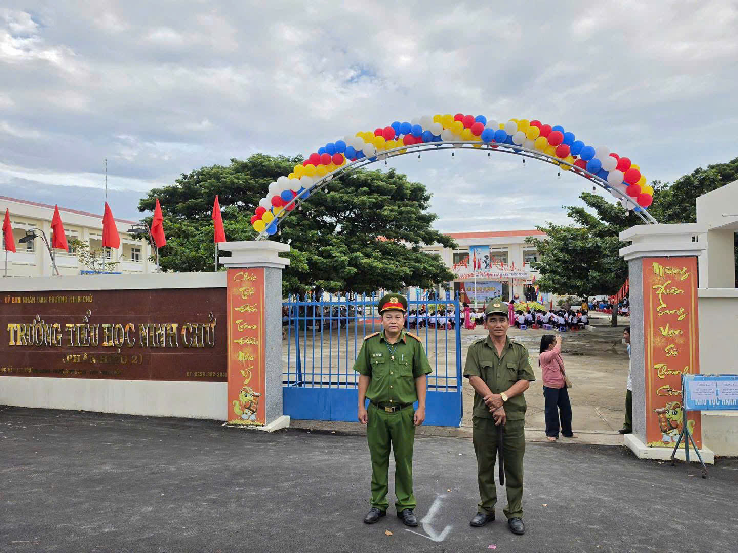 Công an phường triển khai lực lượng đảm bảo ANTT, TTATGT  tại trường Tiểu học Ninh Chử