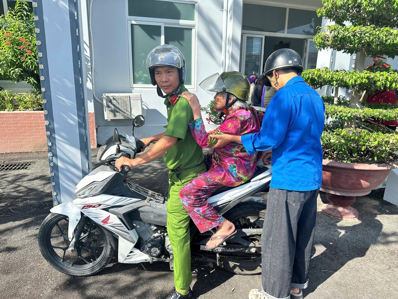 cán bộ, chiến sỹ Công an phường tích cực hỗ trợ, hướng dẫn người dân thực hiện chuyển đổi số