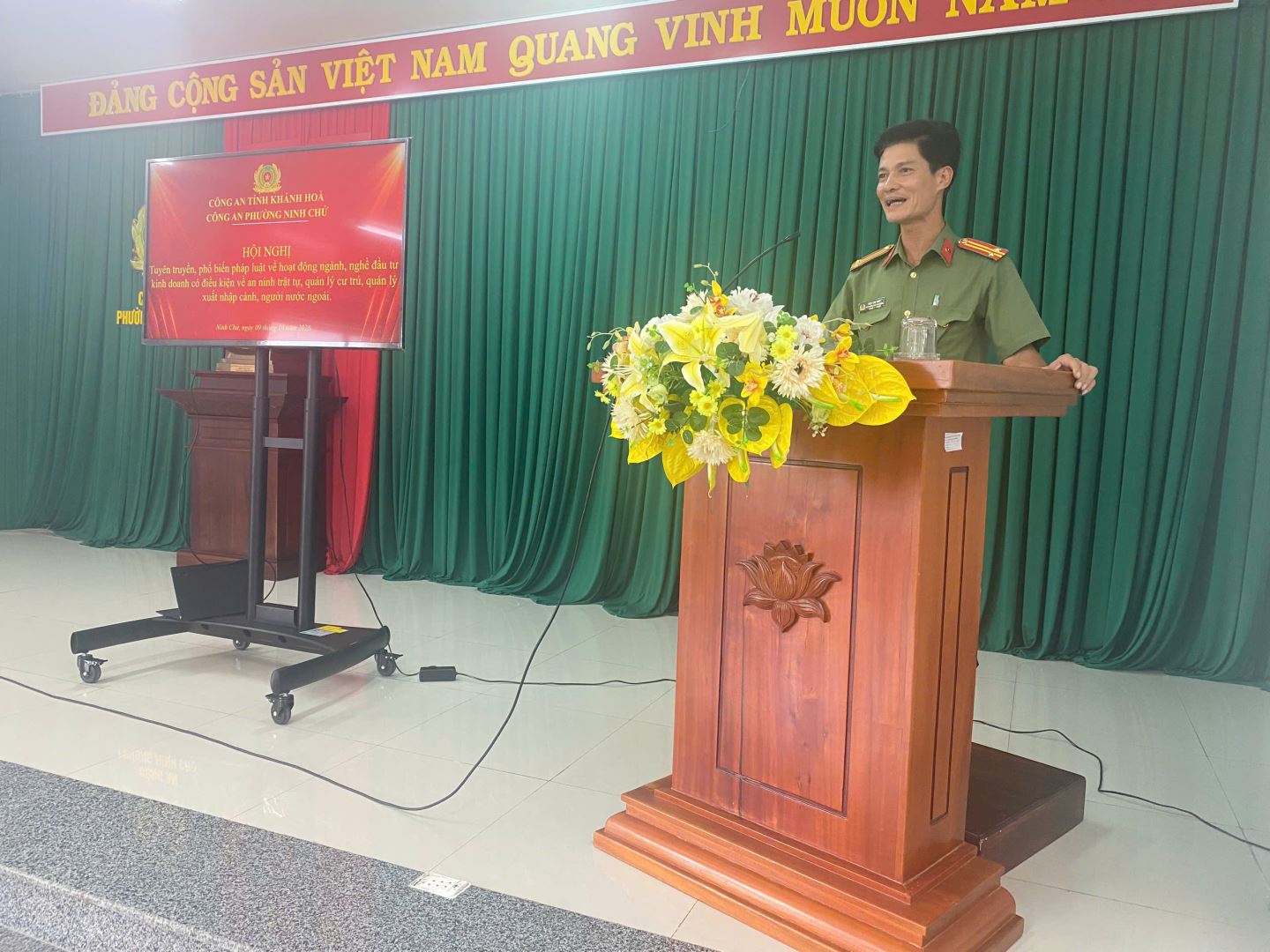 Đ/c Trung tá Trần Văn Thủy quán triệt một số nội dung về khai báo tạm trú NNN và phố biến quy định về xuất, nhập cảnh