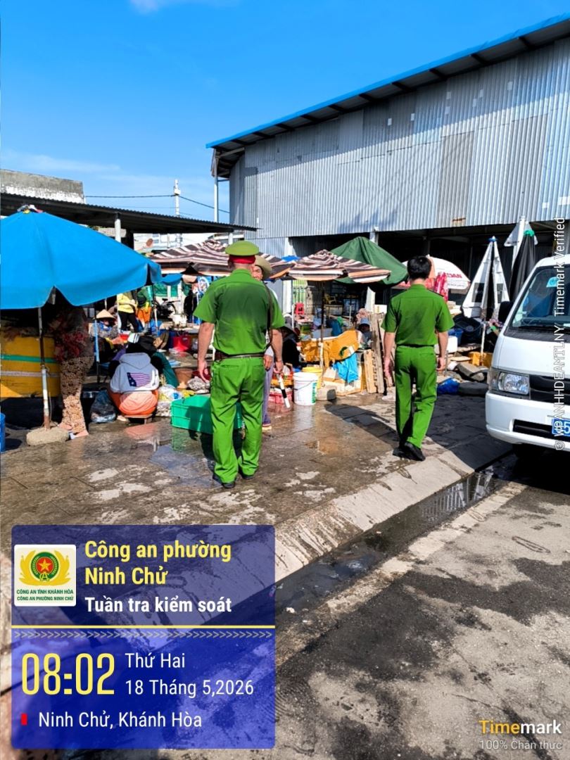 Công an phường Ninh Chử ra quân bảo đảm trật tự đô thị tại khu vực Đầm Nại