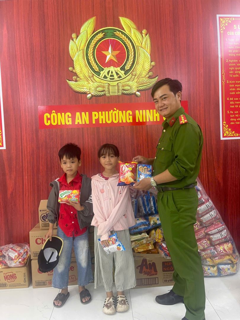 Công an phường Ninh Chử trao qua cho các bé