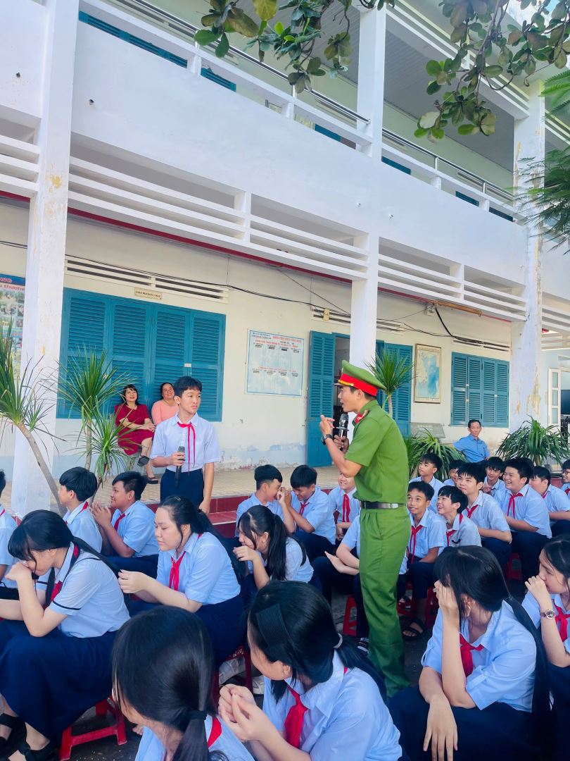 CAP Ninh Chử tuyên truyền phổ biến kiến thức pháp luật cho học sinh