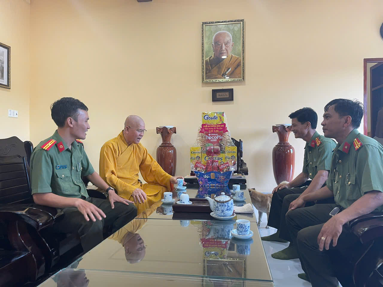Đồng chí Trung tá Trần Văn Thủy- Phó Trưởng Công an phường đến thăm, tặng quà tại Thiền Viện Trúc Lâm Viên Ngộ