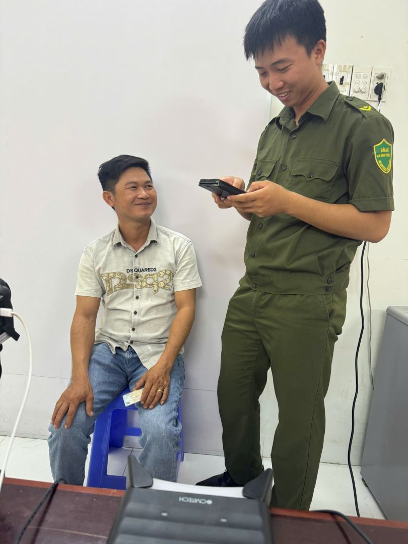 Lực lượng ANCS hỗ trợ hướng dẫn người dân các thủ tục