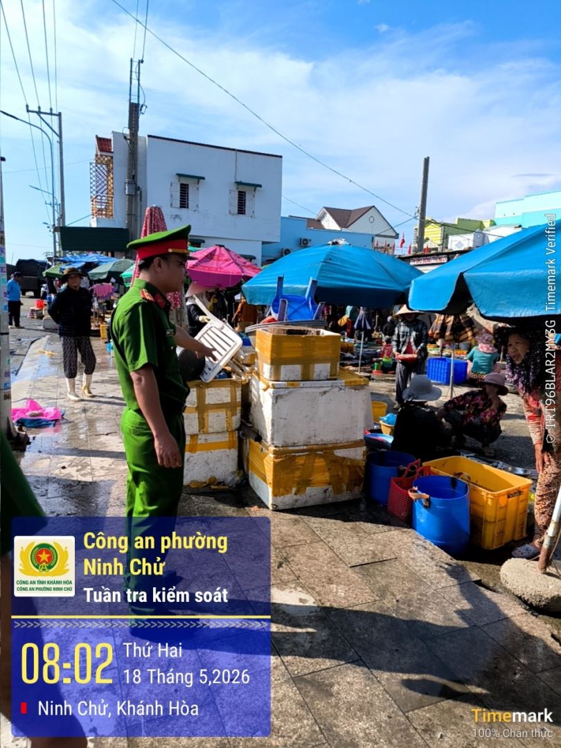 Công an phường Ninh Chử ra quân bảo đảm trật tự đô thị tại khu vực Đầm Nại