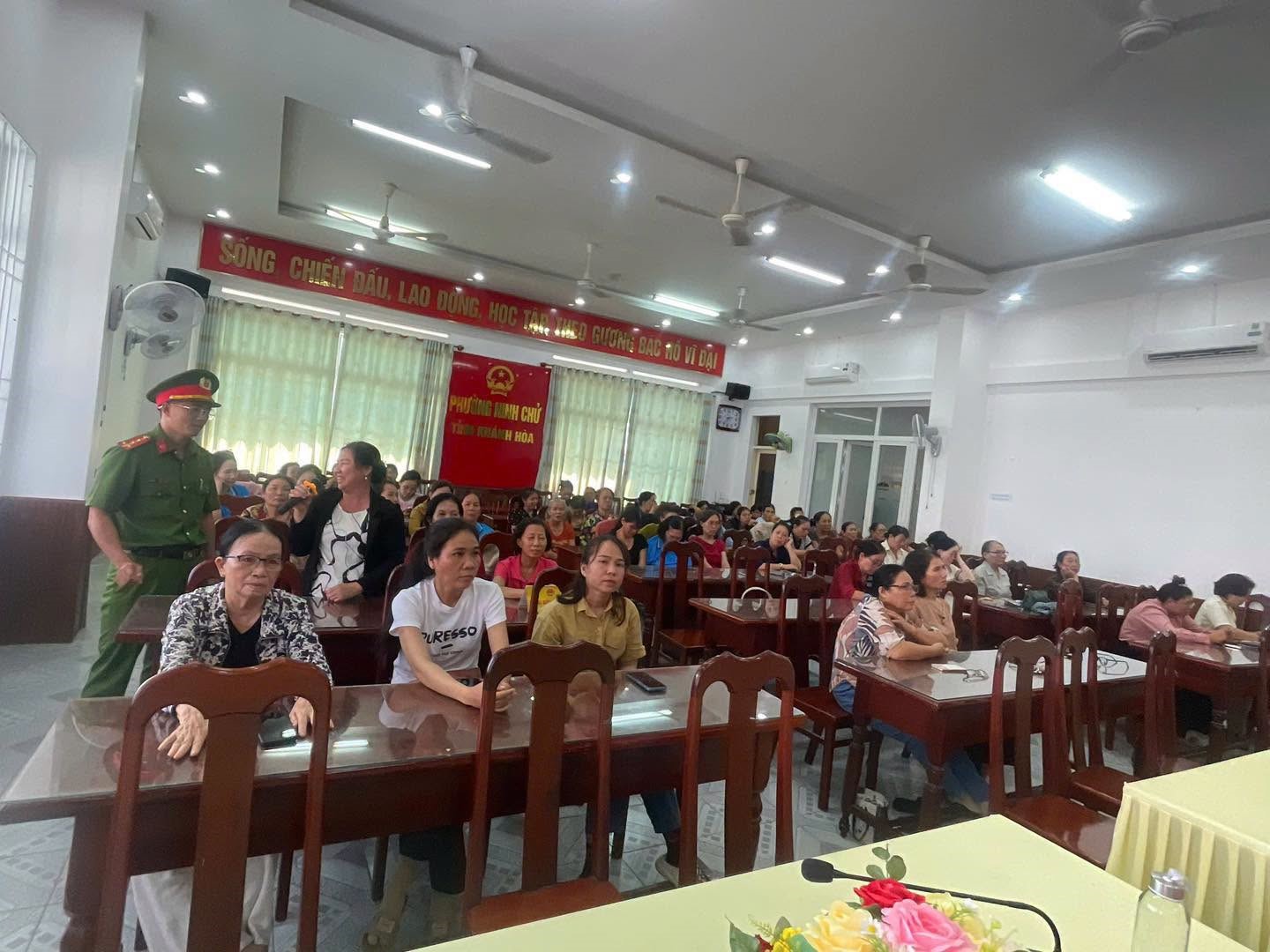 Công an phường tuyên truyền đến Hội viên Hội phụ nữ phường Ninh Chử