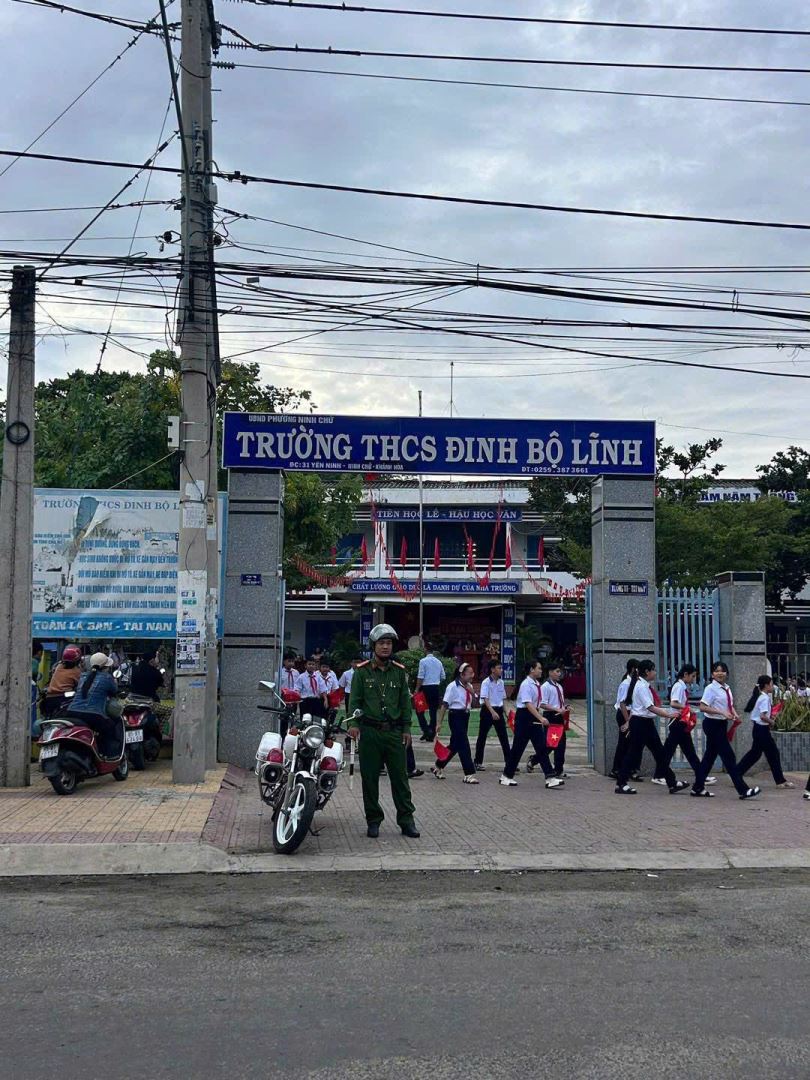Công an phường triển khai lực lượng đảm bảo ANTT, TTATGT  tại trường THCS Đinh Bộ Lĩnh