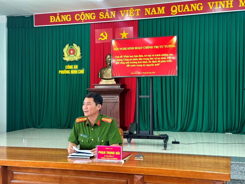 Đồng chí Phan Trọng Hải- Bí thư Đảng ủy, Trưởng Công an phưởng chủ trì Hội nghị