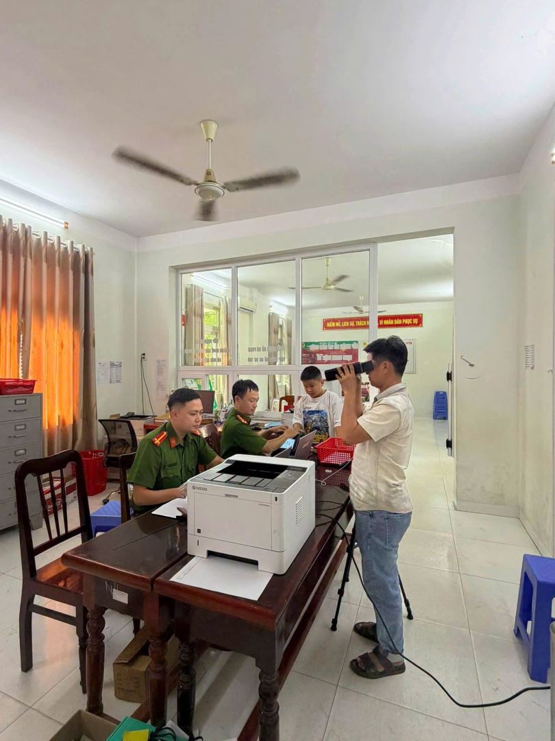 Công an phường tỏ chức thu nhận hồ sơ cấp Căn cước cho người dân