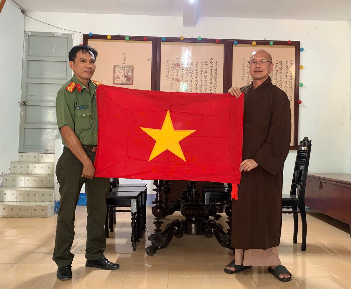 Công an phường trao tặng cờ Tổ quốc cho Chùa Trùng Khánh