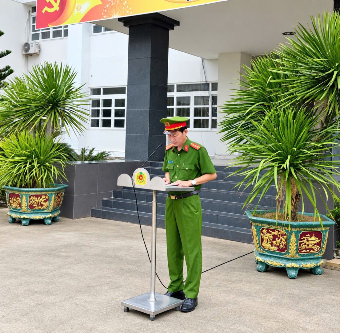 Đồng chí Thượng tá Phan Trọng Hải- Bí thư Đảng ủy, Trưởng Công an phường chủ trì Lễ Chào cờ